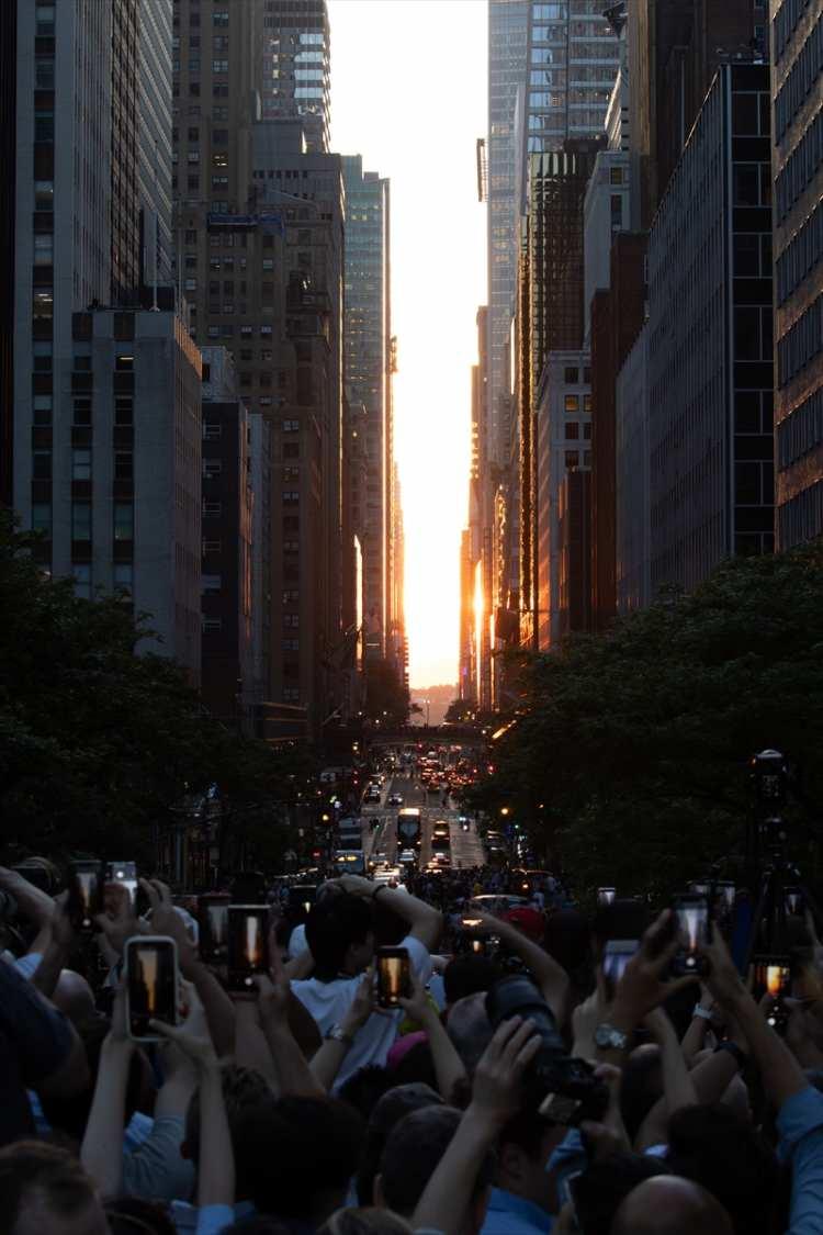 <p>ABD'nin New York kentinde ‘Manhattanhenge’ olarak adlandırılan güneşin 42. caddedeki binaların arasından batışı güzel görüntüler oluşturdu.</p>

<p> </p>
