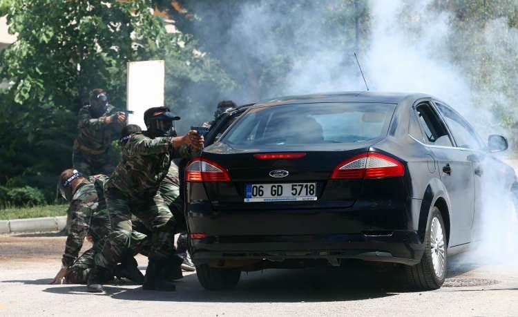 <p>Akademide verilen eğitimlerin üst düzey olduğunu vurgulayan İşgören, "Dünya standartlarının üzerinde 10 haftalık bir eğitim veriyoruz. Tüm kursiyerler, A'dan Z'ye her açıdan, her türlü ekipmanı kullanabilecek şekilde çok profesyonel olarak eğitiliyor. 10 haftalık eğitimin sonunda yeterlilik testlerini geçebilen arkadaşlarımızı branşlaştırıyoruz." ifadelerini kullandı.</p>

<p> </p>
