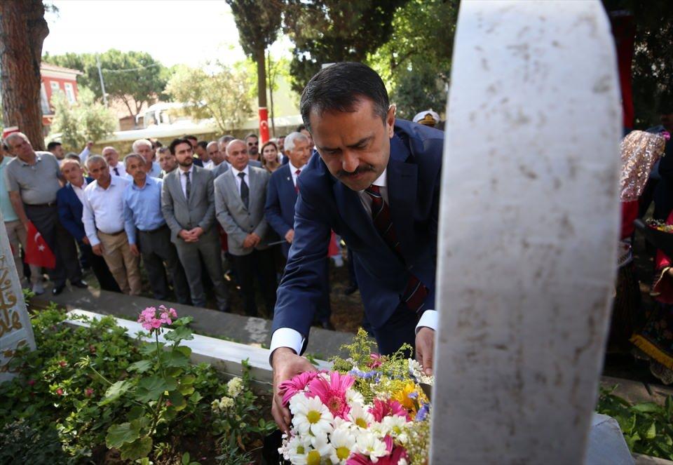 <p>Çanakkale Valisi İlhami Aktaş, AK Parti Grup Başkanvekili ve Çanakkale Milletvekili Bülent Turan, Lapseki Kaymakamı Fatih Çelikkaya, Gelibolu Kaymakamı Bekir Abacı, Çardak Belediye Başkanı Metin Semerci, Lapseki Başkanı Eyüp Yılmaz ile protokol üyeleri, Çardak'ta Gazi Yakup Bey'in mezarını ziyaret ederek çiçek bıraktı.</p>
<p> </p>