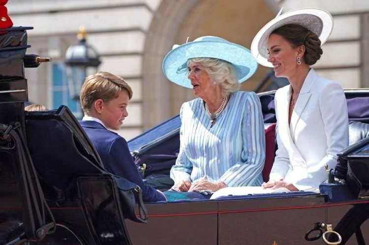 <p><strong><span style="color:#000000">Prens William'ın eşi Kate Middleton ve Prens Charles'ın eşi Camila tören esnasında aynı at arabasında yolculuk etti.</span></strong></p>
