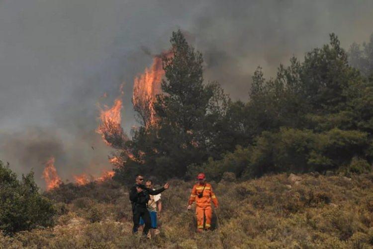 <p>Yunanistan’ın başkenti Atina’da çıkan orman yangını nedeniyle bazı bölgelerde halk tahliye edildi.</p>
