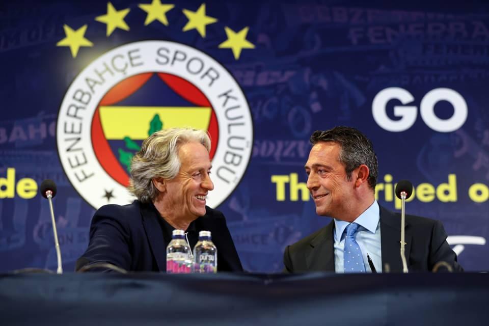 <p>Fenerbahçe'de teknik direktörlük görevine getirilen Jorge Jesus için Ülker Stadyumu Fenerbahçe Şükrü Saracoğlu Spor Kompleksi 1907 Tribünü’nde imza töreni düzenlendi. Törene Fenerbahçe Kulübü Başkanı Ali Koç da (sağda) katıldı.</p>

<p> </p>
