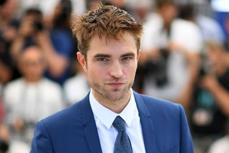 <p><strong>Bilimsel verilere göre yüz hatlarındaki doğal kusursuzluğa bağlı oluşan sayılara birebir uyan yüz, Robert Pattinson seçildi. Harry Potter'da başlayan kariyerinin en büyük çıkışını Alacakaranlık serisinde yakalayan Pattinson, böylece en yakışıklı erkek unvanını aldı. </strong></p>
