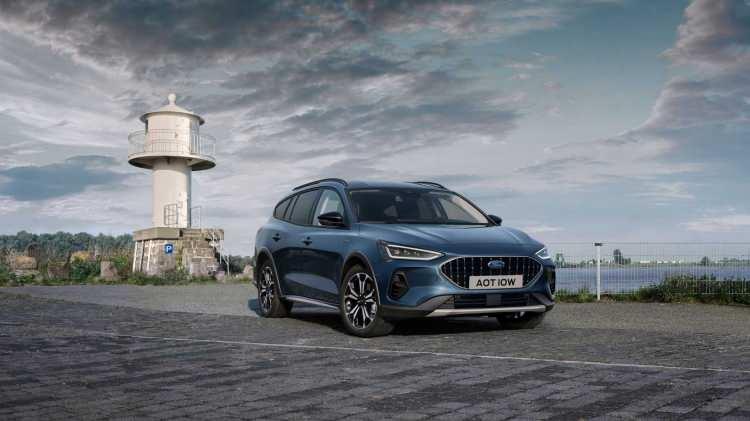 <p><strong>İŞTE MAKYAJLI YENİ FORD FOCUS</strong></p>

<p>Makyajlanan Focus’ta ön tasarımın tamamen yenilendiği görülürken, yeni ön tasarımda güncellenen tampon, ızgaralar ve paneller, entegre sis lambalı LED far kümesi ve yeni şekilli arka farlar araca güncel bir görünüm sunuyor.</p>
