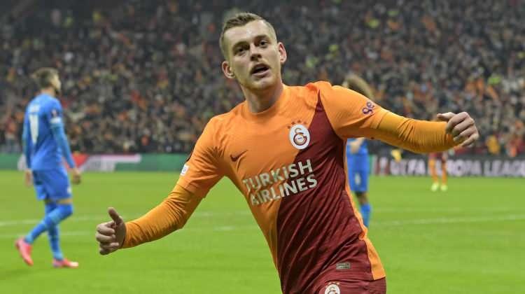 <p>Galatasaray'ın sezon başında Universitatea Craiova'dan 6.5 milyon Euro'ya kadrosuna kattığı Cicaldau'yla Sampdoria ilgileniyor. <br />
<br />
Güncel piyasa değeri 8 milyon Euro olan Rumen futbolcu merkez orta saha, on numara ve önlibero pozisyonlarında oynayabiliyor.<br />
<br />
Bu sezon Galatasaray formasıyla 40 maçta forma giyen 24 yaşındaki futbolcu bu maçlarda 4 gol atarken 4 de asist yaptı. </p>
