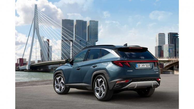 <p>Geçen yıl benzinli ve dizel motor seçenekleriyle satışa sunulan Hyundai Tucson, şimdi de alternatif yakıt ekonomisi için hibrit motor seçeneği ile satışa sunuluyor.</p>
