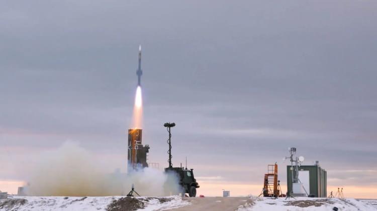 <p>2023’te devreye girecek sistemin S-400 ve Patriot’un muadili olmayacağını ancak 2025’ten sonra, SİPER Blok 3’ün S-400 ve Patriot’un başlangıç seviyesindeki kabiliyetinde olabileceğine işaret eden Oğuz “S-400’ler çok daha uzun menzilden gelen tehditleri engelleyebilen bir sistem. Ama bu bir süreç ve bu yolda çalışıyoruz. İmkân değil, artık zaman meselesi. Silah teknolojimiz var” dedi.</p>