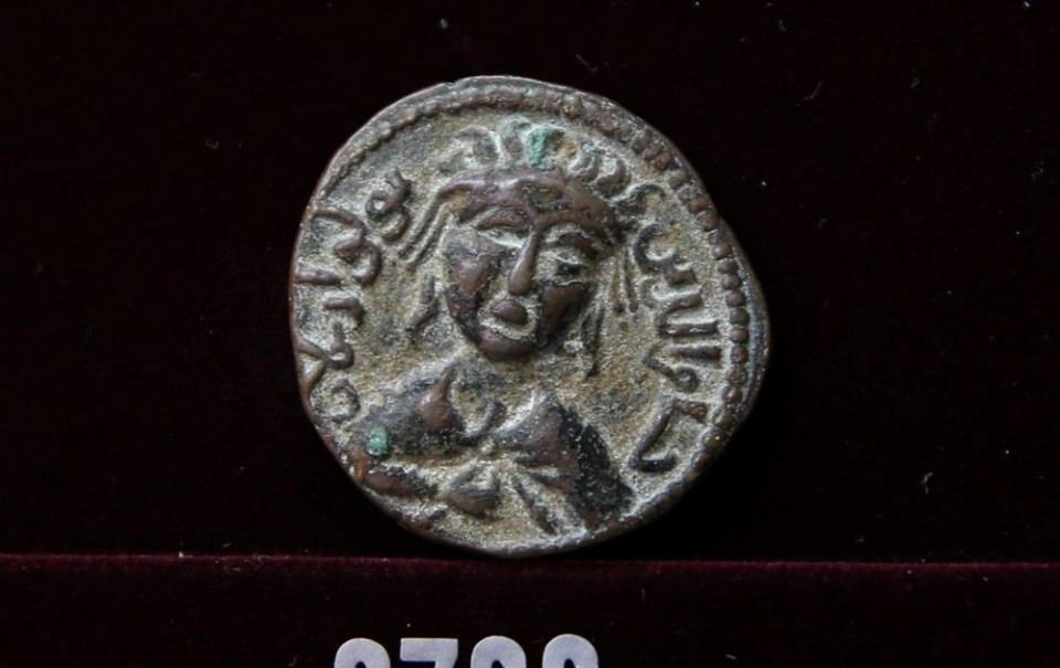 <p>Mesela 'Ağlayan Kadınlar' parası, Selahaddin Eyyubi öldüğü zaman üzülen, Mardin'deki Artuklulardan 4 kadını ağlar biçimde resmetmiştir.</p>