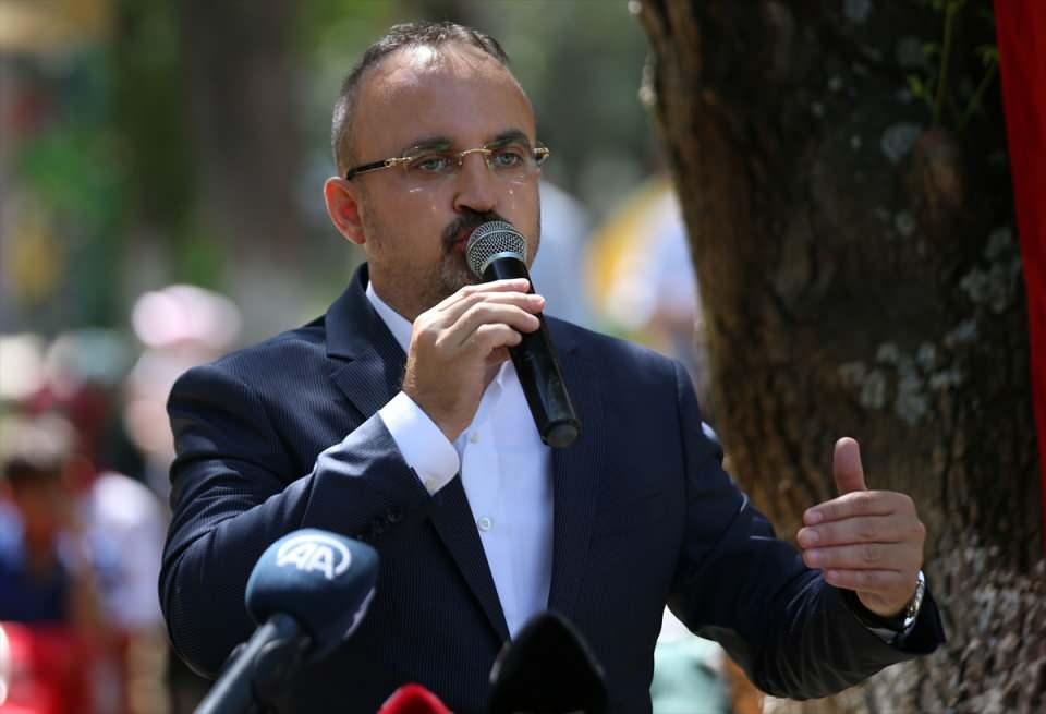 <p>Malazgirt'ten yaklaşık 1000 yıl önce başlayan yürüyüşünün bir başka örneğinin 668 sene önce Çardak'ta gerçekleştiğini anlatan Turan, "Nasıl ki Sultan Alparslan 1000 sene önce Ahlat önlerinde, Malazgirt meydanında Anadolu'nun kapılarını Türklere açmış, aynı anlayışla Gazi Süleyman Paşa da Çardak'tan Avrupa'ya geçerek Avrupa'nın kapılarını, Rumeli'nin kapılarını Türklere açmaya başlamıştır." değerlendirmesinde bulundu.</p>

<p> </p>
