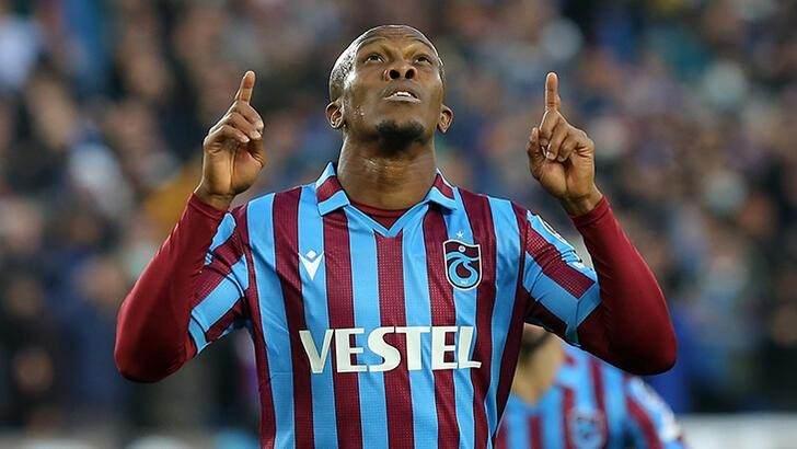 <p>Anthony Nwakaeme'ye son çağrı! Trabzonspor cevap bekliyor!</p>

<p>Trabzonspor yönetimi, bugüne dek anlaşma sağlayamadığı ve bir ara kopma noktasına geldiği Anthony Nwakaeme’den tam olarak vazgeçmiş değil. Bordo mavililer, yıllık 1.5 milyon Euro artı bonuslar ve imza parası ile birlikte 2 milyon Euro teklif ettiği Nijeryalı futbolcudan hâlâ yanıt bekliyor. Türkiye’den ve Avrupa’dan birkaç kulüple görüştüğü belirtilen Nwakaeme’nin kalacağını ümit eden yönetim, 33 yaşındaki futbolcudan gelecek cevaba göre Transfer rotasını netleştirecek. Trabzonspor Başkanı Ahmet Ağaoğlu, yaklaşık 9 aydır sözleşme yenilemek için görüştükleri Nwakaeme’nin kısa sürede cevap vermesini beklediklerini söyledi.</p>
