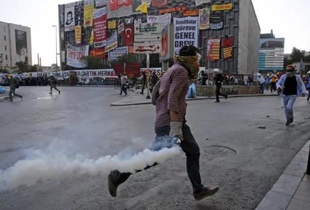 <p>Uzmanlar, o süreçte Gezi olaylarının makroekonomik göstergeler açısından telafisinin yıllar alabileceği konusunda uyarmıştı. Bu dönemden sonra ekonomi yönetiminin aldığı tedbirler ve uygulamaya konulan reformlarla ekonomik hasarın giderilmesi hedeflenmişti.</p>

<p> </p>
