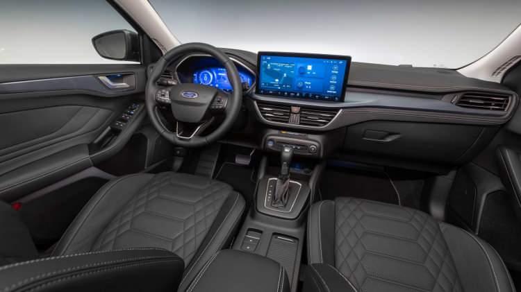 <p>Yeni Ford Focus ise çarpıcı yeni dış tasarımı, teknolojileri, konfor ve fonksiyonelliği ile öne çıkarken, ilk kez hibrit opsiyonuyla haziran ayında yollarda yerini almaya hazır hale geldi.</p>

<p> </p>
