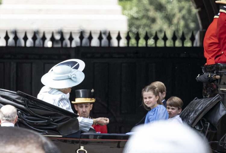 <p>Ancak balkonda Kraliyet'teki görevlerinden ayılan Sussex Dükü Prens Harry, eşi Düşes Meghan Markle ve adı bir cinsel taciz skandalına karışan Kraliçe'nin oğlu York Dükü Prens Andrew yer almadı. Kutlamalar için yaşadıkları ABD'den İngiltere'ye gelen Prens Harry ve eşinin töreni izlediği belirtildi.</p>