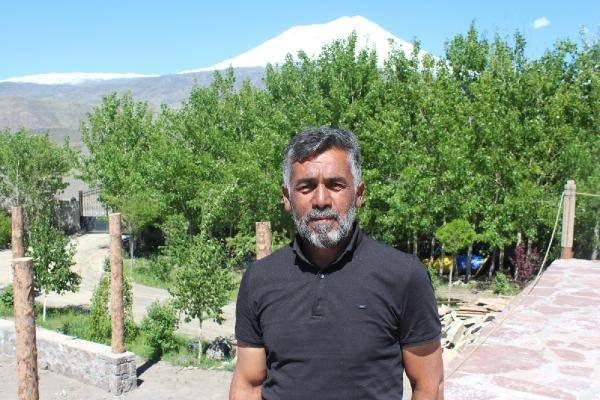 <p>Ağrı'nın Doğubayazıt ilçesine bağlı Örtülü köyüne yerleştikten sonra 30 dönümlük araziye binlerce fidan diken Kadir Ardin (53), bozkırın ortasında bir orman oluşturdu. Çocukluk hayalini gerçekleştirmek için 5 milyon lira harcadığını belirten Ardin, "Sevdiğim ağaç türlerini diktiğim zaman çoğu kişi, 'Çölün ortasında ağaç olur mu' diyerek bize inanmadı. Ama 7 yıl boyunca mücadele ettik" dedi.</p>