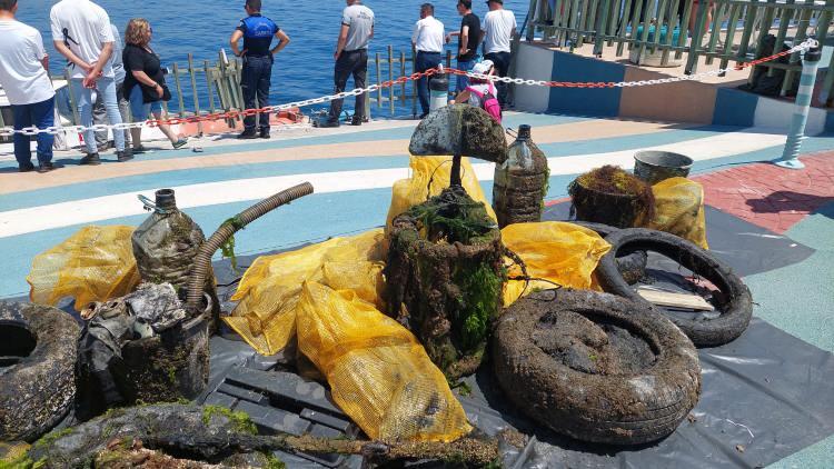 <p>Tekirdağ’ın Süleymanpaşa ilçesinde Süleymanpaşa Belediyesi tarafından ‘Çevre Haftası’ dolayısıyla Rumeli İskelesi’nde etkinlik düzenlendi. Etkinlikte deniz polisi ve gönüllü dalgıçlar tarafından Marmara Denizi’nin dibinde bulunan atıklar tek tek çıkartıldı.</p>
<p> </p>