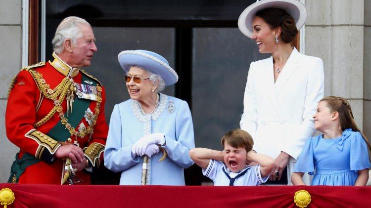 <p>Kate Middleton`ın küçük oğlu 4 yaşındaki Prens Louis`nin gösteri uçuşu sırasında çığlık attığı anlar törene damga vurdu.</p>
