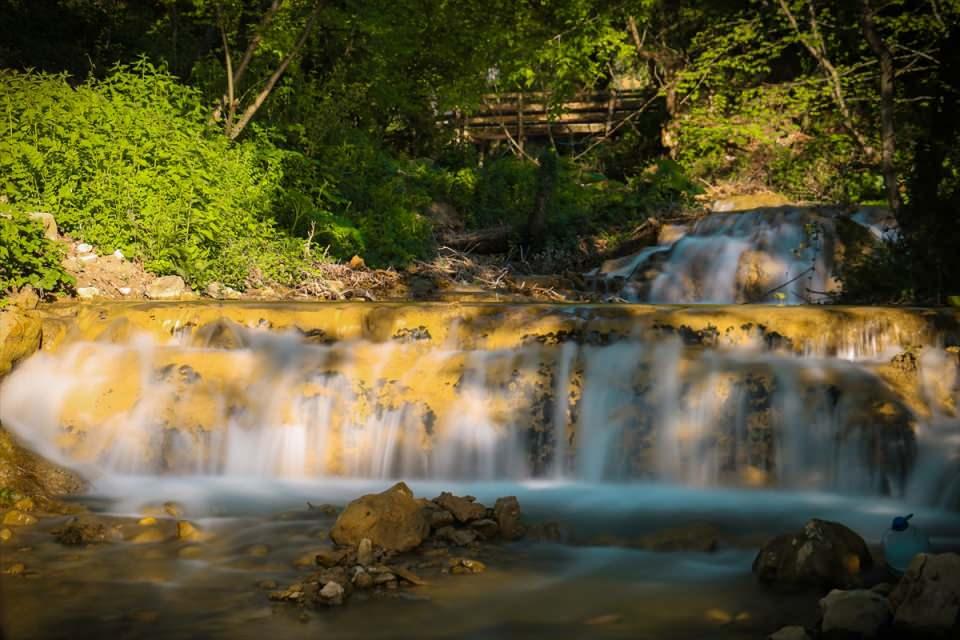 <p>Kastamonu'nun Araç ilçesinde ormanın içindeki Okçular Şelalesi, hava sıcaklıklarının artmasıyla ziyaretçilerini ağırlamaya başladı.</p>
<p> </p>
