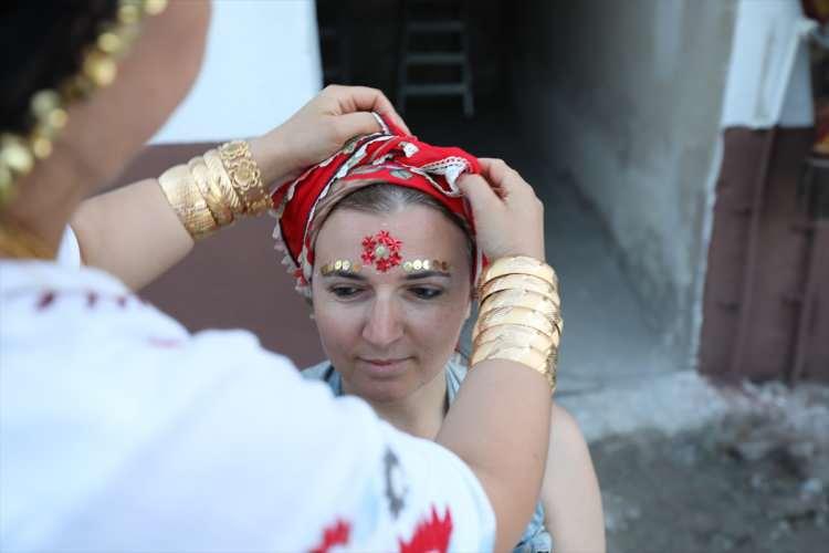 <p>Edirne&rsquo;nin Havsa il&ccedil;esine bağlı Naipyusuf k&ouml;y&uuml; sakinlerinden Meryem Pelin&rsquo;in akademik araştırması, k&ouml;yde unutulan &ouml;rf ve adetlerin yeniden canlanmasına katkı sağladı.</p>
