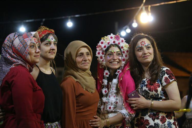 <p>Pelin, Trakya &Uuml;niversitesi Sosyal Bilimler Enstit&uuml;s&uuml; Balkan &Ccedil;alışmaları Anabilim Dalı'nda y&uuml;ksek lisans eğitimi sırasında k&ouml;y&uuml;ndeki adetleri "Edirne'de Pomak halk k&uuml;lt&uuml;r&uuml;" adı altında derledi ve tez haline getirdi.&nbsp;</p>
