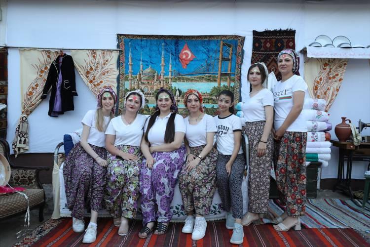 <p>Tezi kitap olarak da yayımlanan Pelin, araştırmaları sırasında pek &ccedil;ok &ouml;rf ve adetin unutulduğunu g&ouml;rd&uuml;. Adetleri yeniden canlandırmak ve geleceğe taşınmak i&ccedil;in &ccedil;aba sarf eden Pelin, erkek kardeşinin d&uuml;ğ&uuml;n&uuml;n&uuml; de eski adetlere g&ouml;re organize etti.</p>
