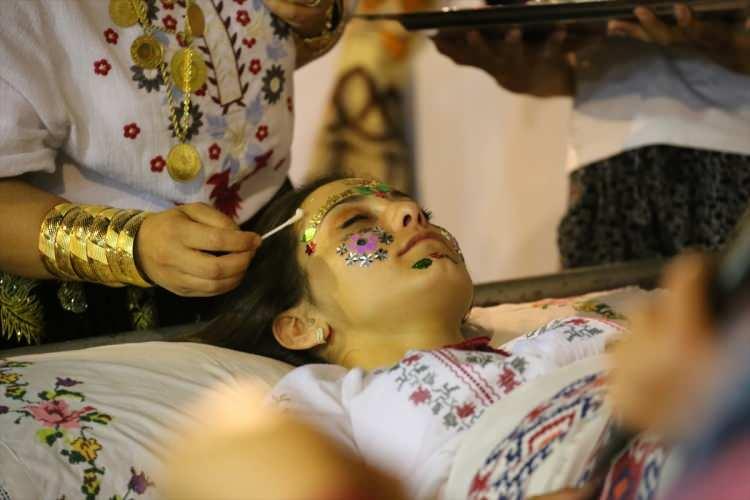 <p>Deniz Şent&uuml;rk&rsquo;e kayınvalidesinin ananesinin 80 yıllık el dokuma "d&uuml;ğ&uuml;n paltosu" da giydirildi. Bu sırada k&ouml;y&uuml;n yaşlı kadınları teflerle ağıt ve Pomak&ccedil;a t&uuml;rk&uuml;ler s&ouml;yledi. Ardından Rumeli t&uuml;rk&uuml;leri eşliğinde danslar edildi, halaylar &ccedil;ekildi.</p>
