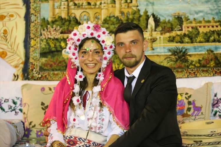 <p>"Geleneklerimize devam edelim"</p>

<p>Pelin, AA muhabirine gelin pullama adetinin Pomaklarda &ccedil;ok &ouml;nemli olduğunu araştırmalarında g&ouml;rd&uuml;ğ&uuml;n&uuml; s&ouml;yledi.&nbsp;</p>
