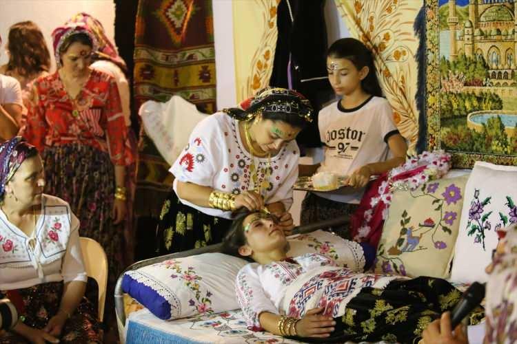 <p>Gelin Deniz Şent&uuml;rk, aslen Rizeli olduğunu g&ouml;r&uuml;mcesinin geleneklerini canlandırmak isteğini seve seve kabul ettiğini ve &ccedil;ok g&uuml;zel bir merasim olduğunu ifade etti.</p>
