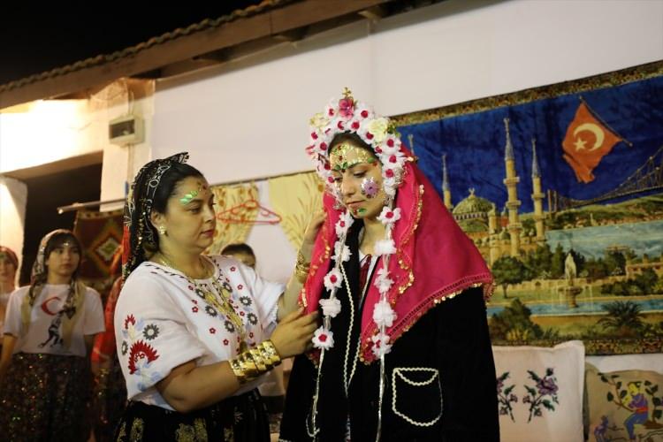 <p>Damat Mert Şent&uuml;rk de eski adetleri kendi d&uuml;ğ&uuml;n&uuml;nde canlandırdığı i&ccedil;in &ccedil;ok mutlu olduklarını kaydetti.</p>
