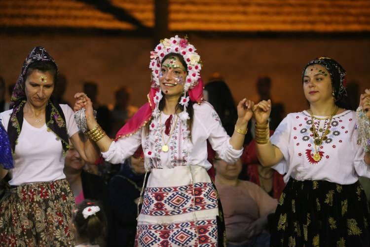 <p>"Bu adetleri &ouml;ğrenip devam ettirmek istiyoruz"</p>

<p>Organizasyona katılan 70 yaşındaki Hatice &Uuml;z&uuml;lmez de unutulan &ouml;rflerin bundan sonra devamını getirileceğini s&ouml;yledi. Şimdiki gen&ccedil;lerin adetleri bilmediğini bu y&uuml;zden bu organizasyonun k&uuml;lt&uuml;r&uuml;n geleceğe taşınması anlamında &ccedil;ok iyi olduğunu ifade eden &Uuml;z&uuml;lmez, "Ben 1975 yılında aynı bu gelenekle evlendim.</p>
