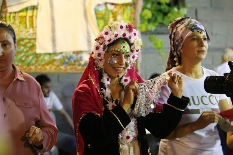 <p>&nbsp;3 g&uuml;n 3 gece davul zurna ile d&uuml;ğ&uuml;n yaptık. Şimdi artık bunlar yok. Bu geleneklerle evlenmek isteyen gen&ccedil;lerimize de yardımcı olacağız.&rdquo; dedi.</p>
