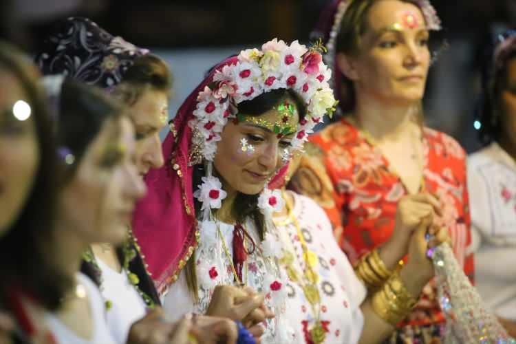 <p>Hayat Ezer (26) ise &ccedil;ok mutlu ve gururlu olduğunu belirterek "Bu adetleri &ouml;ğrenip devam ettirmek istiyoruz. Bu gurur verici bir şey. Herkes eğleniyor, mutlu oluyor. Ben de bu gelenekle evlenmek istiyorum." diye konuştu.</p>

