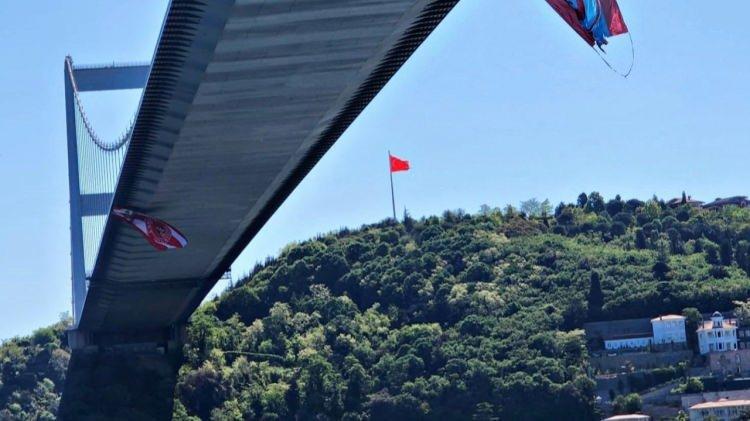 <p>Bu bayrağın asıldığı esnada, 15 Temmuz Şehitler Köprüsü'nde Trabzonspor ile MKE Ankaragücü'nün bayrakları da bulunuyordu.</p>