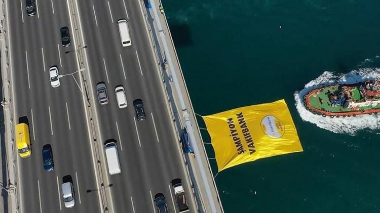<p>Son olarak CEV Kadınlar Şampiyonlar Ligi ve Sultanlar Ligi'ni kazanan takımın bayrağı da köprüye asıldı. Vakıfbank, voleybol kategorisinde bu yıl bayrağı köprüye asılan ilk ekip oldu.</p>