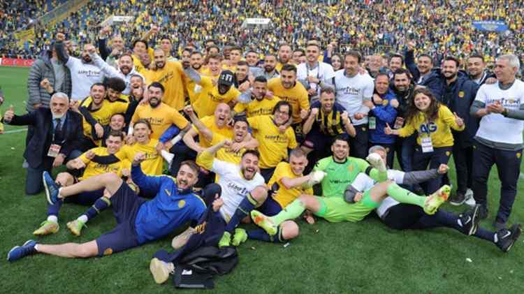 <p>Listenin ikinci sırasında MKE Ankaragücü bulunuyor. Bu sezon, TFF 1. Lig'de normal sezonu birincilikle tamamlayıp tekrar Süper Lig'e terfi eden kulüp, Ankara'da coşkulu bir kutlama organize etti.</p>
