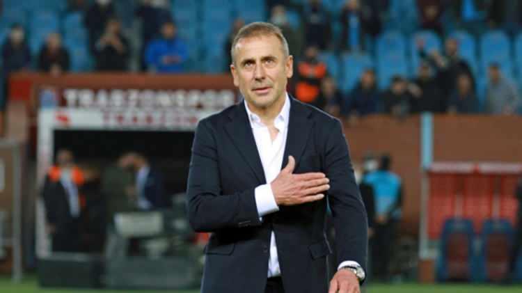 <p>Teknik direktör Abdullah Avcı öncülüğünde, Süper Lig 2021-22 Ahmet Çalık Futbol Sezonunu şampiyonlukla kapatan Trabzonspor, 15 Temmuz Şehitler Köprüsü'nde bayrağı asılan ilk ekipti.</p>