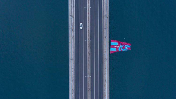 <p>Trabzonspor'un bayrağı, günlerce köprüde asılı olarak kaldı. Fakat bu durum, fanatikliğe varacak cinsten olaylara da sebebiyet verdi.</p>
