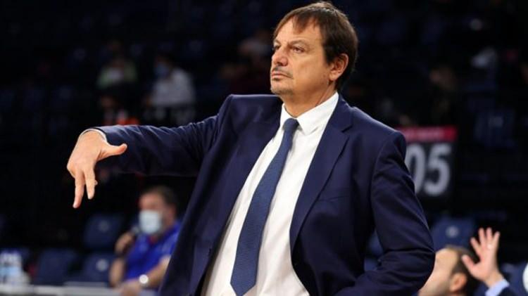 <p>Bir önceki yıla benzer şekilde bu yıl da EuroLeague'de kupaya uzanan Anadolu Efes, bu yıl basketbol kategorisinde bayrağı asılan ilk ekip oldu. </p>