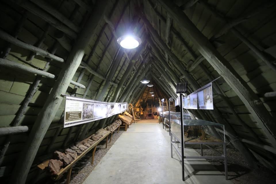 <p>Asilbeyli köyü yolu üzerinde, İstanbul Üniversitesi Edebiyat Fakültesi Arkeoloji Bölümü Prehistorya Ana Bilim Dalı Öğretim Üyesi Prof. Dr. Mehmet Özdoğan başkanlığında 28 yıl süren ve 2019 yılında sona eren kazılarda önemli bilgilere ulaşıldı.</p>
<p> </p>