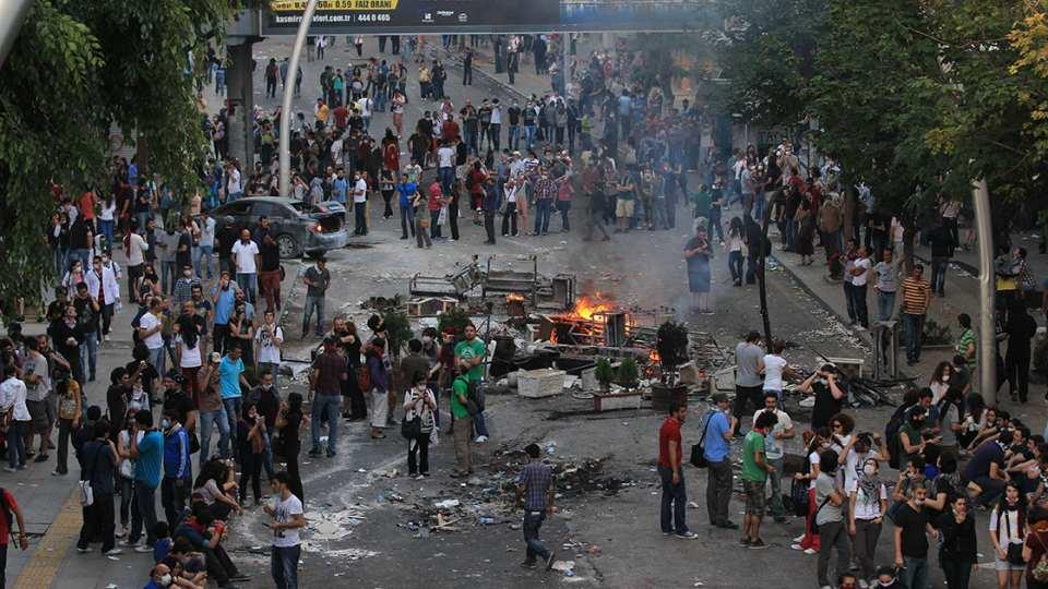 <p>Taksim'de, Gezi Parkı'nda ağaçların sökülmesine yönelik tepki için toplanan ancak daha sonra sokak terörüne dönen Gezi eylemlerinin üzerinden 9 yıl geçti.</p>
