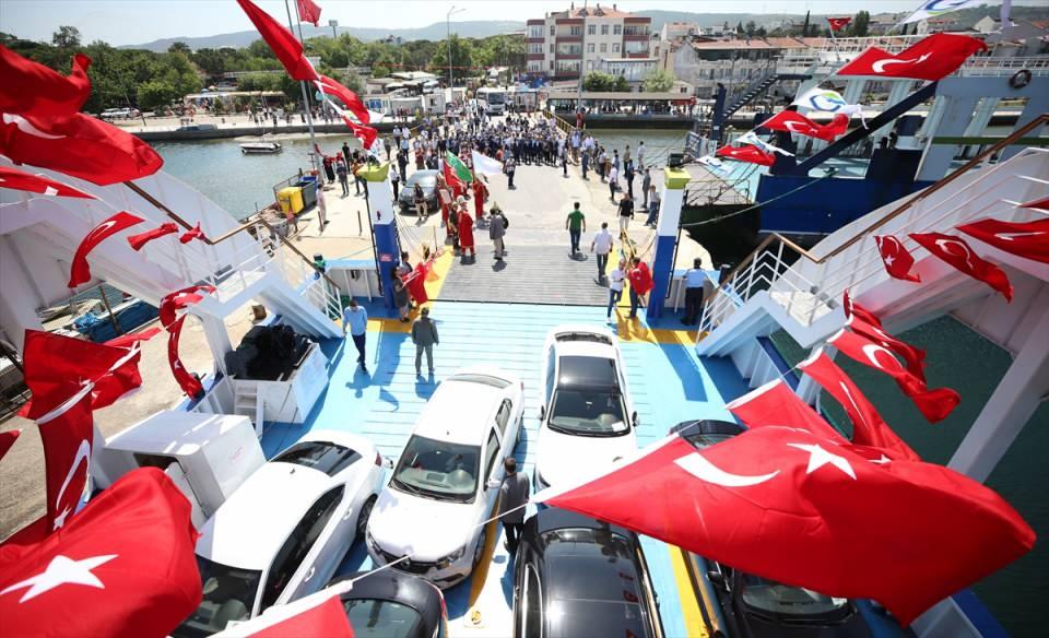 <p>Hedeflerin, yürüyüşlerin bir olması gerektiğine işaret eden Turan, "Dış politikamız bir olmalı, bayrağımız, devletimiz... Yüreğimiz yeri geldiğinde bir atmalı. O yüzden askerlerimizle gurur duyuyoruz. </p>
<p> </p>