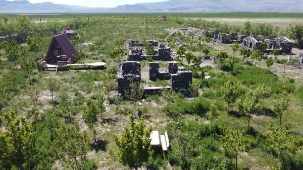 <p>Dünyanın her yerinden insanlar geliyor ve biliniyor. Böylece buraya gelen turistlere de bu bahçemizde hizmet veriyoruz" diye konuştu. Esnaflığı bırakarak köyünde kurduğu ormanı geliştirmek için çalıştığını anlatan Ardin, devletten kendisi gibi iş adamlarını desteklemesini istedi.</p>