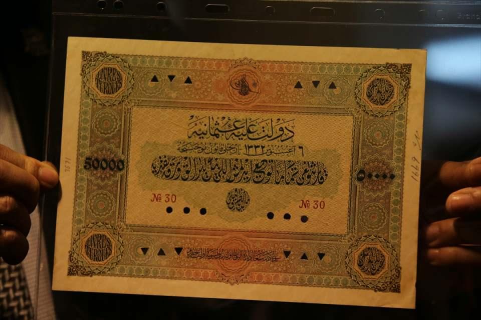 <p><strong>360 KİLOGRAM ALTINA EŞ DEĞER 50 BİN LİRALIK BANKNOT MÜZEDE</strong></p>
<p>Darphane Müzesi'nde 1916'da basılan ve o dönemde 360 kilogram altına eş değer, 50 bin liralık banknotun da yer aldığını belirten Çukur, "Darphane Müzesi 3 bölümden oluşuyor.<br />
<br />
</p>