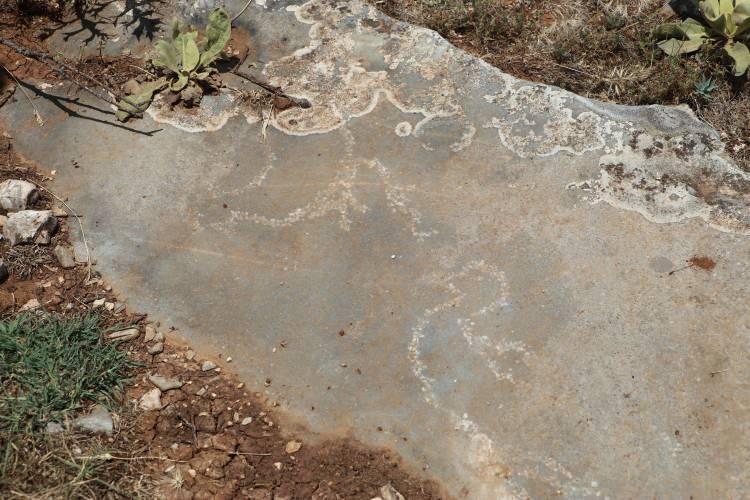 <p>Şu anda buradaki alanda 33 tane figür tespit ettik. Bu figürlerin her birinin ayrı ayrı değeri var. Bu figürlerin milat öncesi çağlardan günümüze kadar yapıldığına dair ipuçlarımız var. Genel resimler içerisine baktığımız zaman insan figürleri, süvariler, hayvan figürleri, silahlar, yazıt olabilecek metinler ve Türk boylarına ait damgalar şimdilik belirgin olarak tespit edilebilen tasvirlerdir. Bunların olması bizleri ortak fikir olarak Orta Asya'ya götürdüğü konusunda eminiz.</p>
