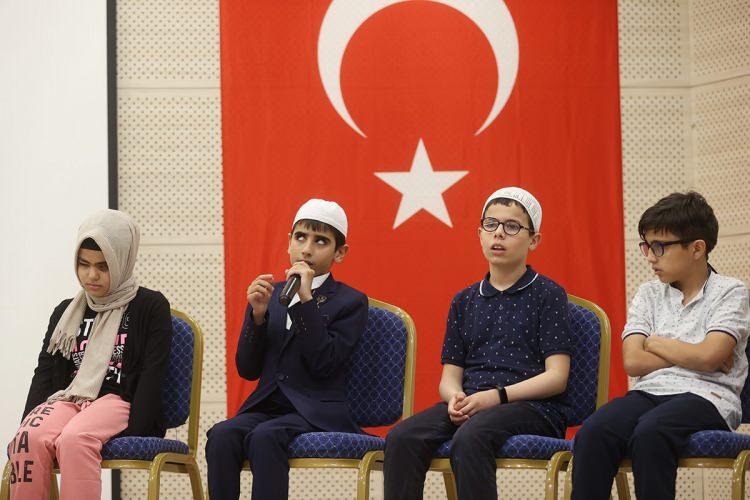 <p>Peygamber Efendimiz; 'Kim ki hafız olur ve Kur’an’ı hıfzedip okursa onlar sürekli Allah’ın kerim melekleriyle beraberdir' buyuruyor. İnşallah sizler bu müjdeye nail olacaksınız” dedi.</p>
