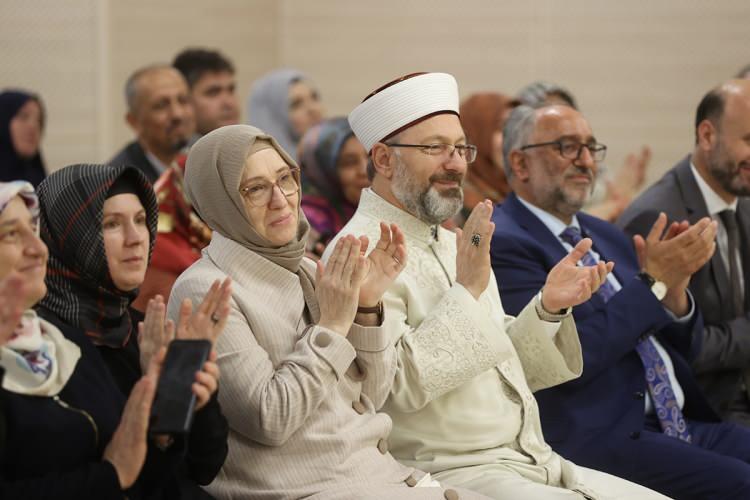 <p>“Kur’an’la hayatımızı aydınlatacağız”<br />
“Bizim amacımız hayatımızı Kur’an’a göre tanzim etmektir” diyen Erbaş, “Cenab-ı Hakk’ın Peygamber Efendimize verdiği en büyük mucizesi Kur’an-ı Kerim’dir. </p>