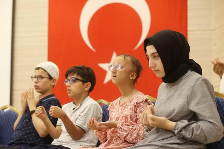 <p>Programda, görme engelli hafızlık öğrencileri Kur’an-ı Kerim okuyup, ilahiler söyledi. Daha sonra Diyanet İşleri Başkanı Erbaş ve eşi Seher Erbaş öğrencilerin yanına giderek bir süre sohbet etti ve hatıra fotoğrafı çektirdi.</p>
