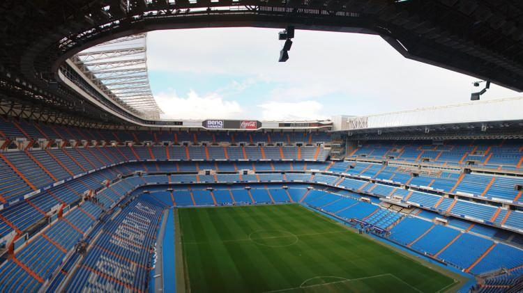 <p>1944 yılında temelleri atılan Santiago Bernabeu Stadyumu (İspanya), son olarak 2001 yılında yenilenmişti. </p>
