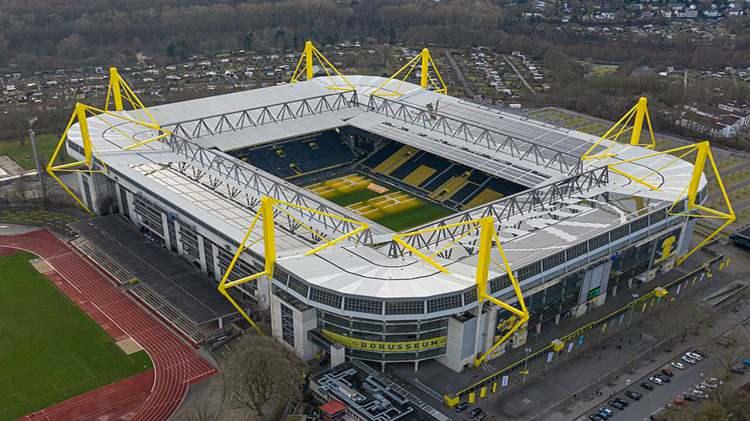 <p><strong>Listenin 14'üncü</strong> sırasında Borussia Dortmund'un (Almanya) evi Signal Iduna Park var.</p>
