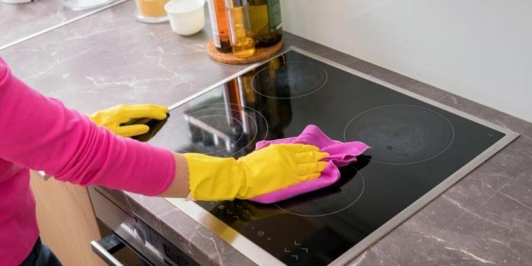<p><span style="color:#800080"><strong>Mutfak temizliğinde büyük bir rol ocaklar zamanla kötü bir görüntü oluşturuyor.  Hem cam hem de normal ocakları silerken çizmeden nazikçe ovalayarak temizlemek çok önemlidir. Eğer dikkatli silinmezse çok kısa sürede renginin bozulmasına ve çizilmesine neden olabilir. Bu yüzden ocak temizliği yaparken bazı püf nokatalarını bilmek çok önemlidir. İşte son zamanlarda kafaları karıştıran ocak silmenin en pratik yolu:</strong></span></p>
