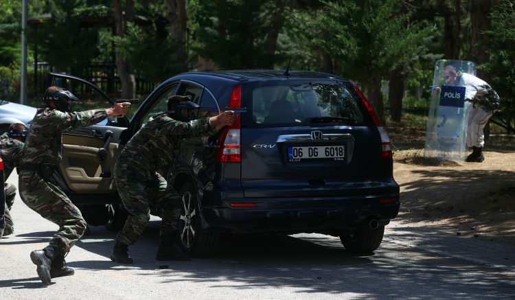 <p>Kursun ardından yapılan sınavda yeterlilik sağlayanlar, akademiden branşla mezun oluyor.</p>

<p> </p>
